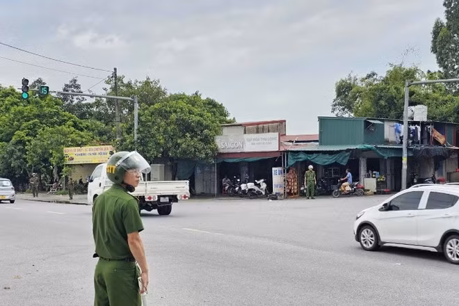 Lực lượng Công an tỉnh Ninh Bình phân luồng, điều tiết giao thông trên các tuyến đường trọng điểm, các chốt giao thông phức tạp. 
