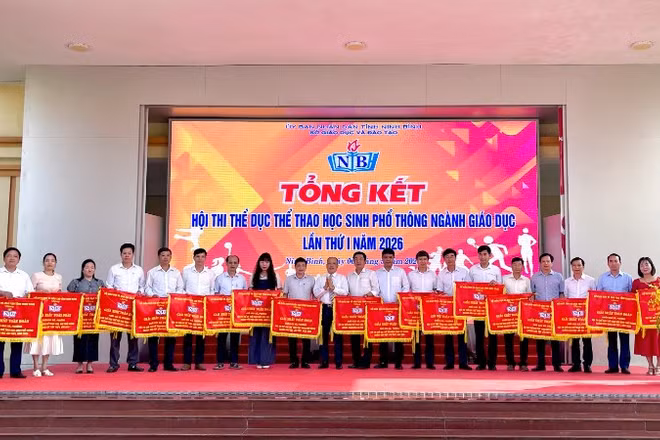 Ban tổ chức trao cờ giải Nhất toàn đoàn cho các đơn vị. 