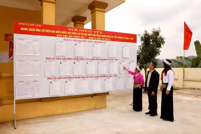 Cử tri đồng bào dân tộc thiểu số xã Phú Long, tỉnh Ninh Bình nghiên cứu tiểu sử của các ứng cử viên.