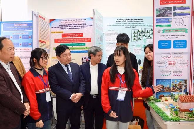 Các đại biểu tham quan sản phẩm dự thi. 