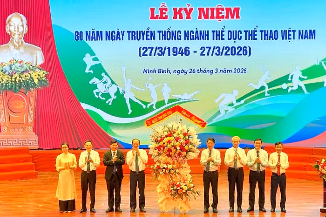 Lãnh đạo tỉnh Ninh Bình tặng hoa chúc mừng tại lễ kỷ niệm.