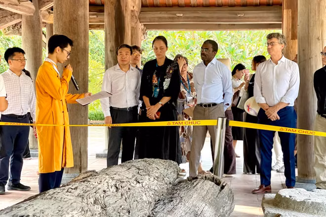 Đoàn đại biểu tham quan những hiện vật khảo cổ được trưng bày tại đình Tam Chúc. (Ảnh: YẾN TRINH)