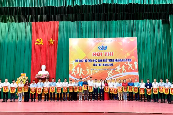 Ban tổ chức trao cờ lưu niệm cho các đoàn tham gia Hội thi.