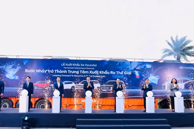 Các đại biểu ấn nút khởi động hành trình xuất xe ô-tô Hyundai sang thị trường Mexico và Australia. (Ảnh: VŨ VĂN)