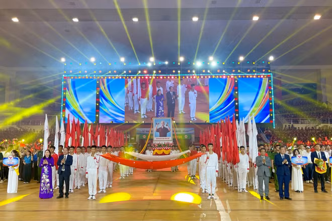 Các đại biểu tặng hoa, cờ lưu niệm cho các đoàn tham gia Đại hội. (Ảnh: YẾN TRINH)