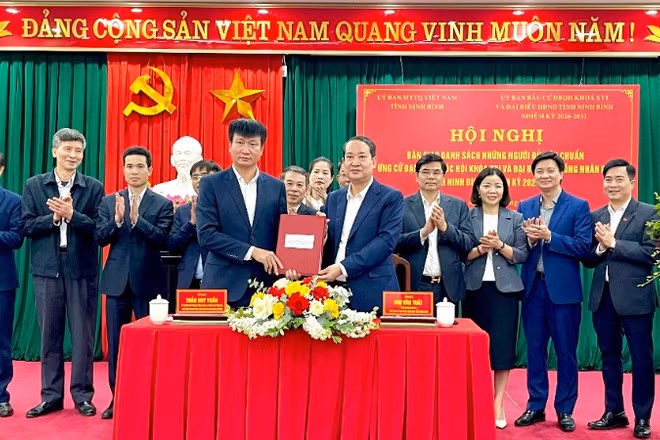 Tại hội nghị, Ban Thường trực Ủy ban Mặt trận Tổ quốc Việt Nam tỉnh và Ủy ban Bầu cử tỉnh Ninh Bình đã ký biên bản bàn giao danh sách những người đủ tiêu chuẩn ứng cử theo quy định.