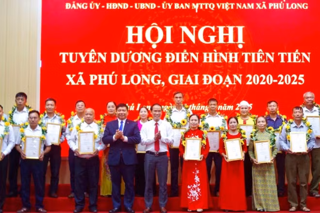 Nhiều tập thể, cá nhân điển hình tiên tiến trong phong trào thi đua yêu nước giai đoạn 2025 được xã Phú Long biểu dương, khen thưởng.