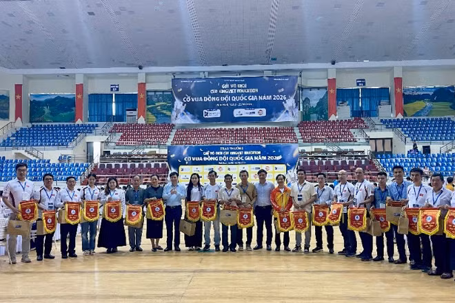 Ban tổ chức trao cờ lưu niệm cho các đoàn tham gia giải.