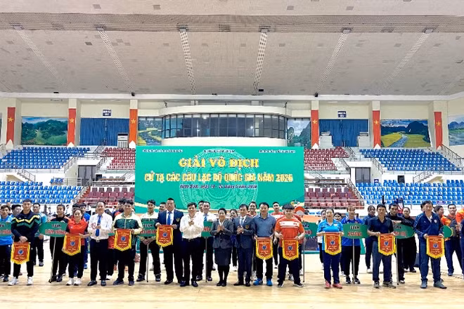 Ban tổ chức trao cờ lưu niệm cho các đơn vị tham gia.