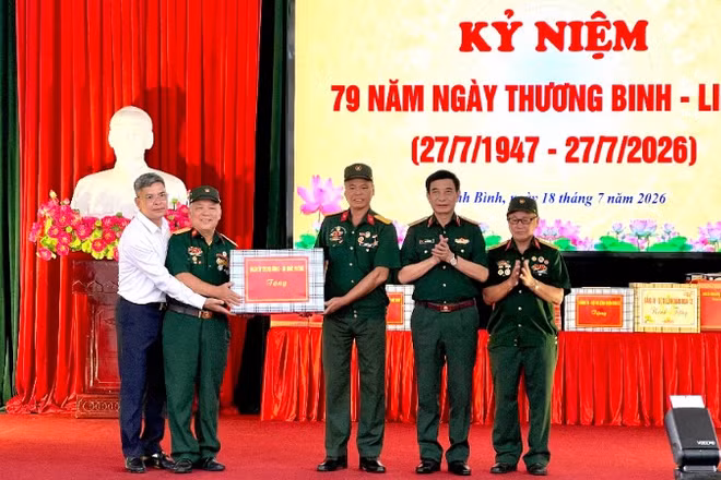 Đại tướng Phan Văn Giang tặng quà đại diện lãnh đạo Trung tâm và đại diện Hội đồng thương bệnh binh. 