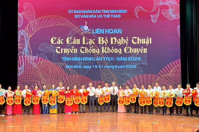 Ban tổ chức trao hoa và cờ lưu niệm cho các câu lạc bộ tham gia. (Ảnh: YẾN TRINH)