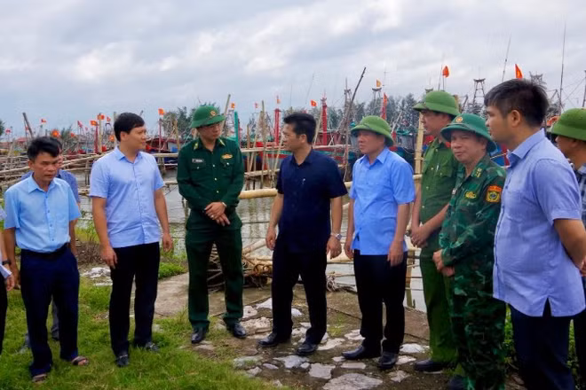 Đồng chí Trần Anh Dũng, Phó Chủ tịch Ủy ban nhân dân tỉnh Ninh Bình cùng đoàn công tác đi kiểm tra công tác chuẩn bị ứng phó với bão số 10 tại một số địa phương trên địa bàn tỉnh sáng 28/9.