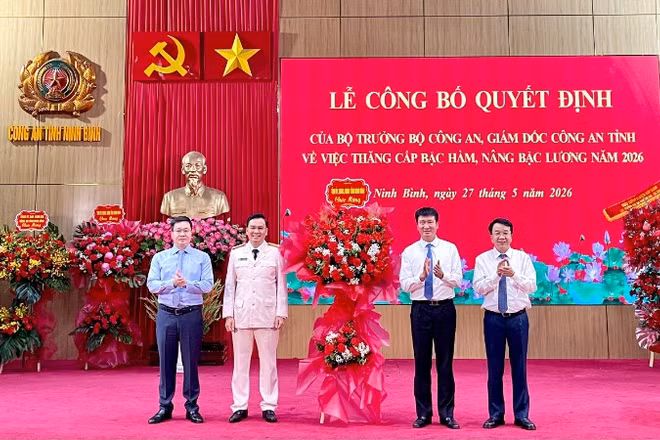 Các đồng chí lãnh đạo tỉnh tặng hoa chúc mừng Đại tá Cù Quốc Thắng, Giám đốc Công an tỉnh Ninh Bình.