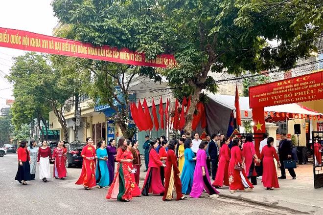 Cử tri khu vực bỏ phiếu số 27, phường Hoa Lư, tỉnh Ninh Bình nô nức đi bầu cử ngay từ sáng sớm.