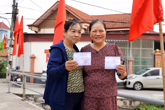 Giáo dân xã Kim Sơn vui mừng sau khi hoàn thành việc bỏ phiếu.