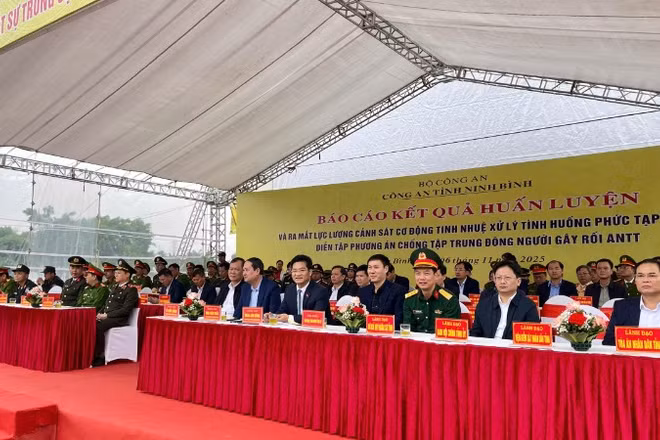 Các đại biểu tham dự buổi lễ.