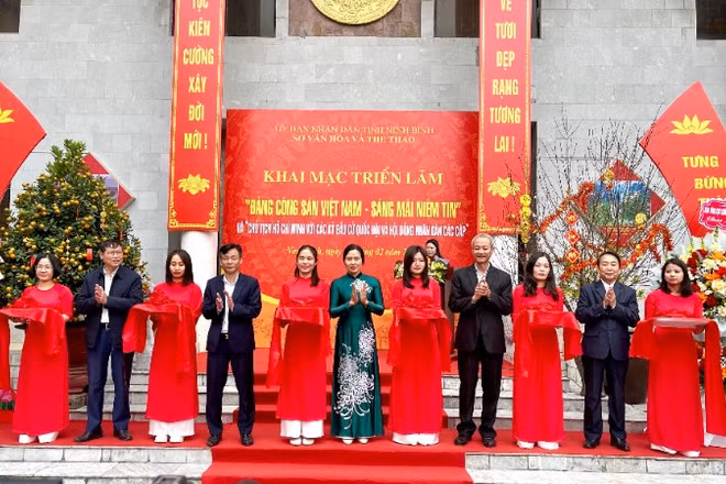 Các đại biểu cắt băng khai mạc triển lãm.