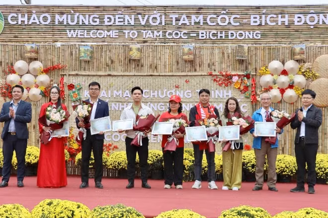 Ban tổ chức trao giấy chứng nhận cho các doanh nghiệp, câu lạc bộ thiện nguyện, đơn vị tham gia tài trợ, đồng hành thực hiện chương trình.