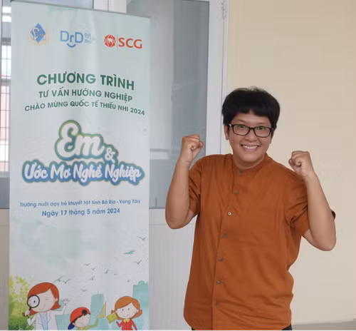 Chị Thủy Tiên - Thạc sĩ điếc đầu tiên của Việt Nam chia sẻ về hành trình theo đuổi giáo dục và truyền cảm hứng cho các em học sinh theo đuổi ước mơ của mình. Chị Thủy Tiên - Thạc sĩ điếc đầu tiên của Việt Nam chia sẻ về hành trình theo đuổi giáo dục và truyền cảm hứng cho các em học sinh theo đuổi ước mơ của mình.