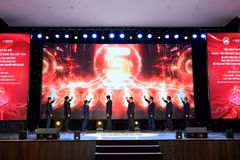 Các đại biểu bấm nút ra mắt Trung tâm Đổi mới sáng tạo tỉnh Ninh Bình. (Ảnh: VĂN LÚA)