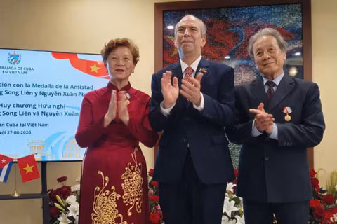 Đại sứ Cuba Rogelio Polanco Fuentes cùng bà Phương Song Liên và ông Nguyễn Xuân Phong.