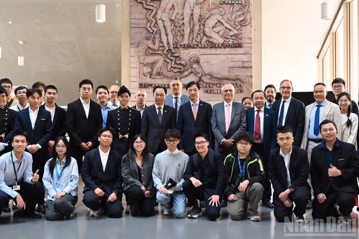 IP Paris cung cấp hệ sinh thái khoa học-công nghệ và nguồn tuyển thông qua các trường thành viên như Trường Bách khoa Paris, Trường Viễn thông Paris, Trường Quốc gia Thống kê và Quản trị kinh tế Paris, Trường Quốc gia Kỹ thuật tiên tiến. Các thế mạnh đào tạo: trí tuệ nhân tạo, dữ liệu, an ninh mạng, công nghệ lượng tử, năng lượng, quốc phòng, đổi mới sáng tạo và quản trị dự án công nghệ.