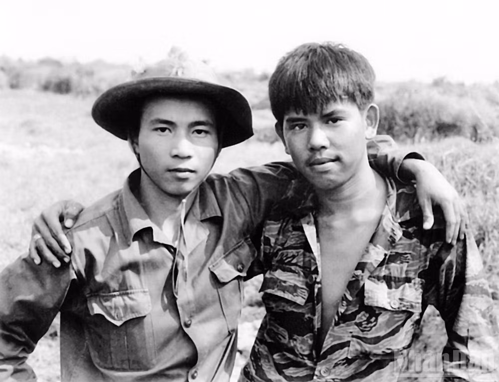 ndo_br_13-hai-nguoi-linh-nguyen-huy-tao-quan-giai-phong-nguoi-ha-noi-va-bui-trong-nghia-linh-cong-hoa-nguoi-sai-gon-khoac-vai-nhau-don-mung-hoa-binh-o-chot-long-quang-1973-chu-chi-thanh.jpg