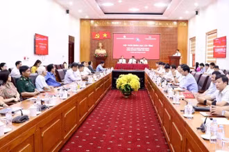 Đông đảo các đại biểu và nhà báo tham dự hội thảo.