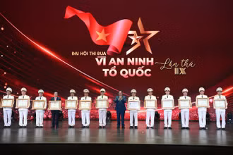 Thủ tướng Phạm Minh Chính trao danh hiệu Anh hùng lực lượng vũ trang nhân dân do Chủ tịch nước phong tặng cho các đơn vị, trong đó có Phòng Cảnh sát hình sự, Công an tỉnh Lai Châu.