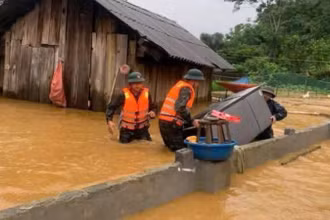 Lực lượng vũ trang tỉnh Lai Châu hỗ trợ giúp người dân khắc phục hậu quả sau mưa lớn.