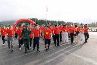 Các đồng chí lãnh đạo tỉnh Lai Châu và hơn 3.000 người dân tại điểm cầu trung tâm tỉnh cùng xuất phát đi bộ hưởng ứng mục tiêu 10 tỷ bước xanh. (Ảnh: Trần Tuấn)