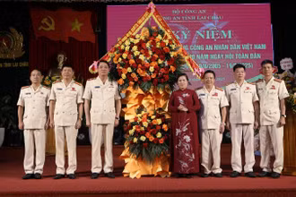 Bí thư Tỉnh ủy Lai Châu tặng hoa chúc mừng Công an Lai Châu nhân kỷ niệm 80 năm Ngày truyền thống Công an nhân dân.