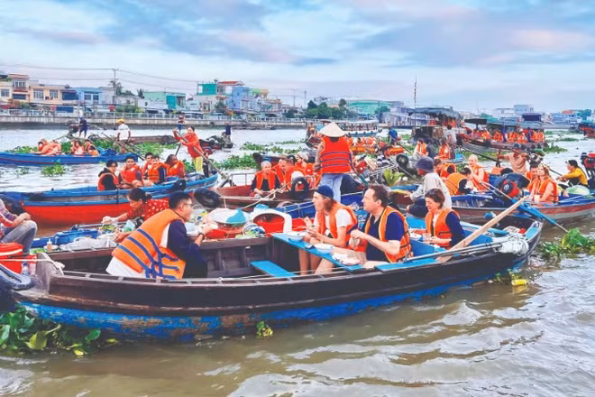 Trải nghiệm ẩm thực chợ nổi Cái Răng (Cần Thơ) hấp dẫn du khách trong nước và quốc tế.