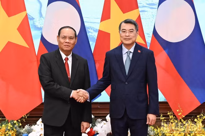 Thủ tướng Chính phủ Lê Minh Hưng và đồng chí Vilay Vikhamphong, Ủy viên Bộ Chính trị, Thường trực Ban Bí thư Trung ương Đảng Nhân dân Cách mạng Lào. (Ảnh: TRẦN HẢI)