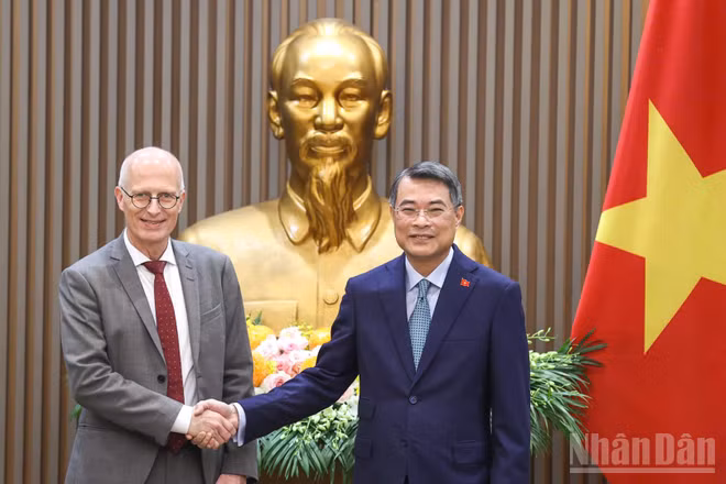 Thủ tướng Chính phủ Lê Minh Hưng và ông Peter Tschentscher, Thủ hiến kiêm Thị trưởng thứ nhất thành phố Hamburg (Đức). (Ảnh: TRẦN HẢI)
