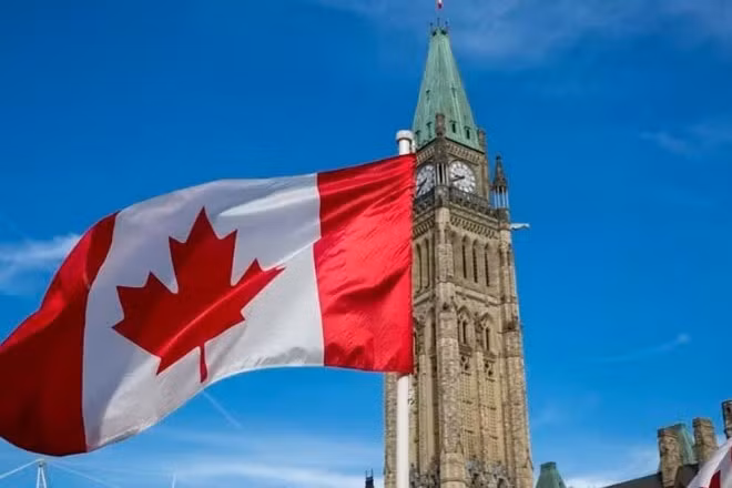 Quốc kỳ Canada tung bay tại Đồi Quốc hội ở Ottawa. (Ảnh: Chính phủ Canada)