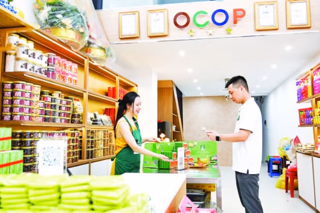 Người dân Hà Nội thanh toán bằng mã QR tại cửa hàng (Ảnh: THẾ ĐẠI)