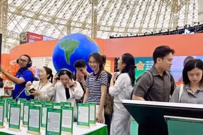 Bạn đọc trải nghiệm tiện ích của xuất bản điện tử.