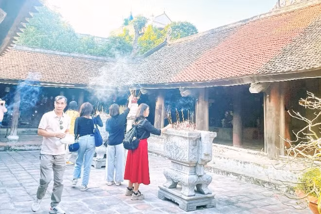 Du khách vãn cảnh chùa Chuông (Hưng Yên).