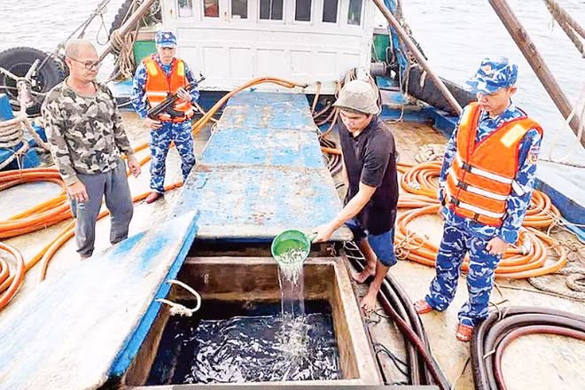 Lực lượng chức năng Vùng Cảnh sát biển 4 kiểm tra tàu cá chở dầu không có hóa đơn, chứng từ chứng minh nguồn gốc hợp pháp. (Ảnh: ĐỨC TĨNH)