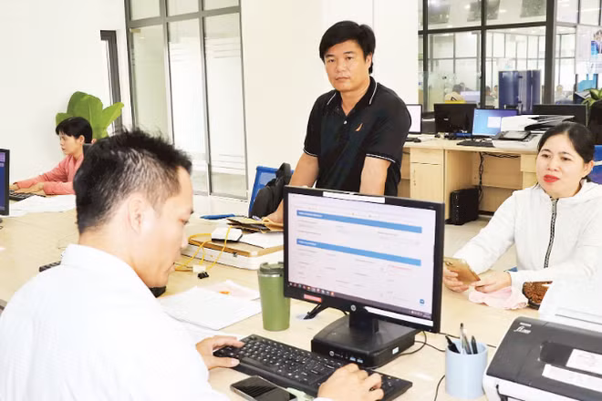 Giải quyết thủ tục hành chính tại Trung tâm Phục vụ hành chính công xã Long Thành, thành phố Đồng Nai. (Ảnh: THIÊN VƯƠNG)