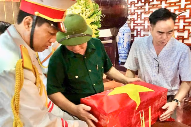 Nghi lễ tiễn đưa các liệt sĩ về an táng tại quê hương.