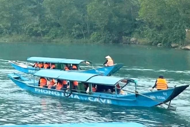 Du khách tham quan động Phong Nha.