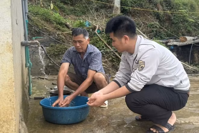 Người dân thôn Nà Vìn, xã Quản Bạ được sử dụng nước sạch sinh hoạt.