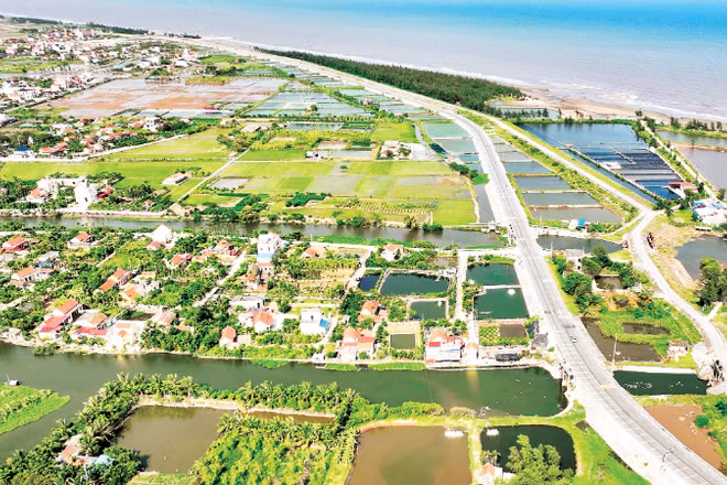 Tuyến đường bộ mới Nam Định-Lạc Quần - đường bộ ven biển đoạn qua xã Hải Quang. (Ảnh: VIẾT DƯ)