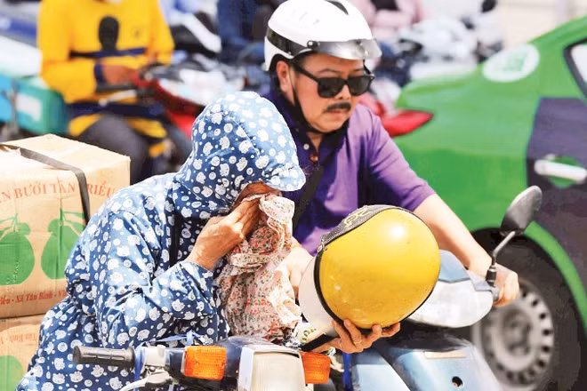 Nắng nóng ảnh hưởng đến sức khỏe, sinh hoạt của người dân.