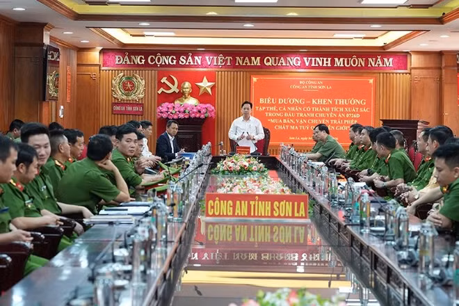 Thường trực Tỉnh ủy Sơn La tổ chức biểu dương, khen thưởng tập thể, cá nhân có thành tích xuất sắc trong đấu tranh Chuyên án “Mua bán, vận chuyển trái phép chất ma túy qua biên giới”.