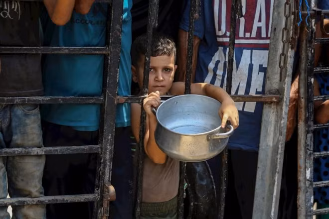 Người dân chờ được phát thực phẩm viện trợ ở Gaza. (Ảnh: TÂN HOA XÃ)