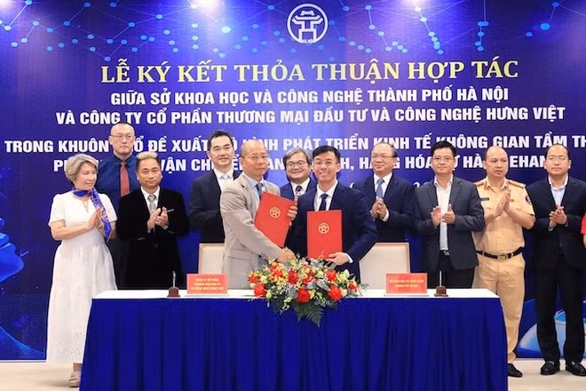 Lãnh đạo Sở Khoa học và Công nghệ Hà Nội ký thỏa thuận hợp tác với Công ty cổ phần Thương mại đầu tư và Công nghệ Hưng Việt. (Ảnh: Sở Khoa học và Công nghệ Hà Nội)