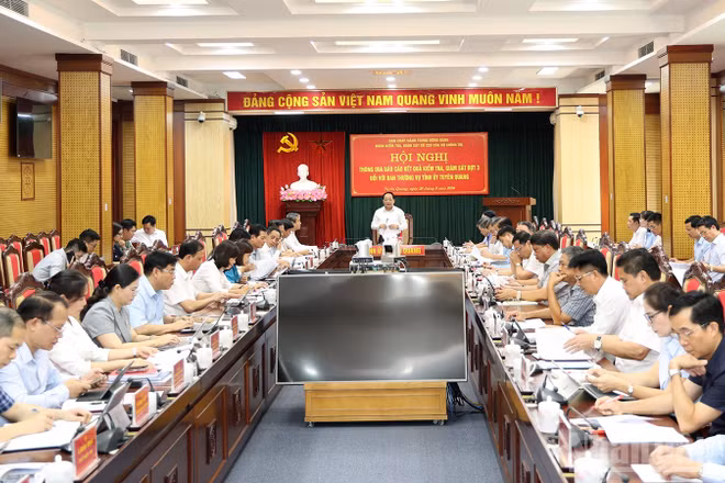 Đoàn kiểm tra, giám sát số 229 của Bộ Chính trị làm việc với Ban Thường vụ Tỉnh ủy Tuyên Quang. (Ảnh: ĐỨC THẮNG)